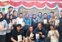 Dokumentasi Bersama Di Dampingi Dua Narasumber Nasional Dr. Indiwan Seto Wahjuwibowo, M.Si., Dosen Komunikasi dari Universitas Multimedia Nusantara (UMN), Tangerang, Dan Johan Sopaheluwakan, S.Ps., C.EJ., CBJ, selaku Ketua Lemdiklat Jurnal Wicaksana Group.