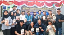 Dokumentasi Bersama Di Dampingi Dua Narasumber Nasional Dr. Indiwan Seto Wahjuwibowo, M.Si., Dosen Komunikasi dari Universitas Multimedia Nusantara (UMN), Tangerang, Dan Johan Sopaheluwakan, S.Ps., C.EJ., CBJ, selaku Ketua Lemdiklat Jurnal Wicaksana Group.