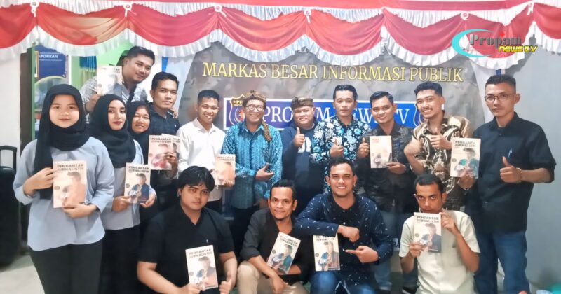 Dokumentasi Bersama Di Dampingi Dua Narasumber Nasional Dr. Indiwan Seto Wahjuwibowo, M.Si., Dosen Komunikasi dari Universitas Multimedia Nusantara (UMN), Tangerang, Dan Johan Sopaheluwakan, S.Ps., C.EJ., CBJ, selaku Ketua Lemdiklat Jurnal Wicaksana Group.