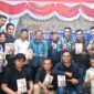 Dokumentasi Bersama Di Dampingi Dua Narasumber Nasional Dr. Indiwan Seto Wahjuwibowo, M.Si., Dosen Komunikasi dari Universitas Multimedia Nusantara (UMN), Tangerang, Dan Johan Sopaheluwakan, S.Ps., C.EJ., CBJ, selaku Ketua Lemdiklat Jurnal Wicaksana Group.
