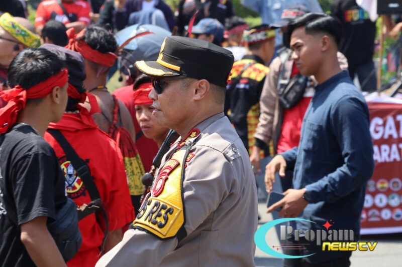Foto : Kapolresta Pontianak Kombes Pol Suyono, S.I.K., S.H., M.H., memimpin langsung pengamanan kegiatan aksi damai 