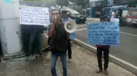 Foto : Presidium Aktivis Tandu Reformasi Keadilan Indonesia (TURKI) menggelar aksi unjuk rasa di depan Kantor DPMPD Kabupaten Pandeglang, Provinsi Banten