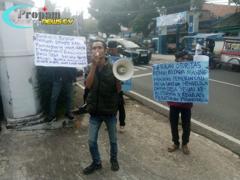 Foto : Presidium Aktivis Tandu Reformasi Keadilan Indonesia (TURKI) menggelar aksi unjuk rasa di depan Kantor DPMPD Kabupaten Pandeglang, Provinsi Banten