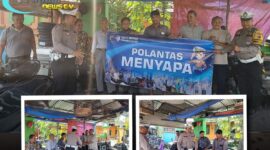 Foto : Satlantas) Polres Demak berbagi nasi kotak kepada para tukang ojek di kompleks Terminal Bintoro Kabupaten Demak