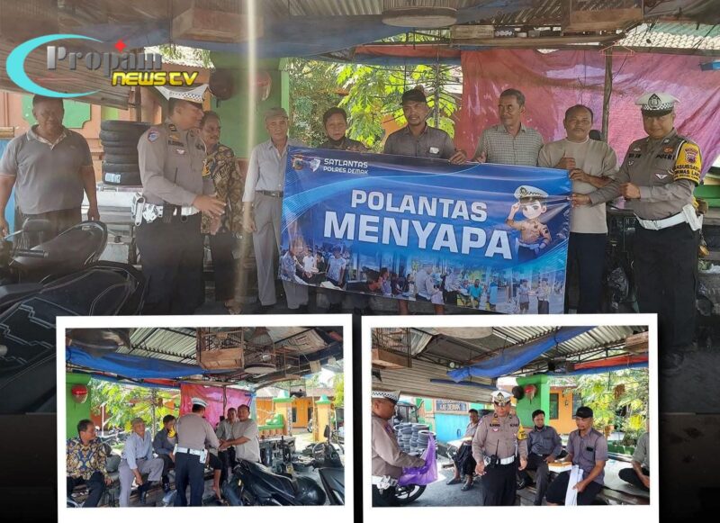 Foto : Satlantas) Polres Demak berbagi nasi kotak kepada para tukang ojek di kompleks Terminal Bintoro Kabupaten Demak