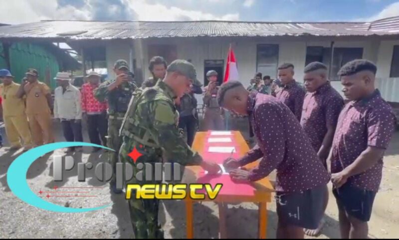 Foto : Empat mantan anggota kelompok separatis bersenjata Organisasi Papua Merdeka (OPM) dari Kodap III Sinak secara resmi menyatakan ikrar kesetiaan kepada Negara Kesatuan Republik Indonesia