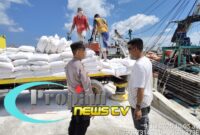 Foto : Aipda Wawan Yudo memberikan himbauan kepada masyarakat serta para buruh pelabuhan untuk terus berperan aktif dalam menciptakan suasana yang aman dan kondusif