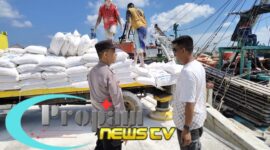 Foto : Aipda Wawan Yudo memberikan himbauan kepada masyarakat serta para buruh pelabuhan untuk terus berperan aktif dalam menciptakan suasana yang aman dan kondusif