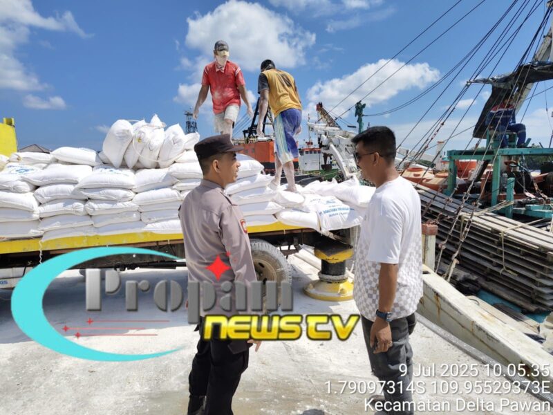 Foto : Aipda Wawan Yudo memberikan himbauan kepada masyarakat serta para buruh pelabuhan untuk terus berperan aktif dalam menciptakan suasana yang aman dan kondusif
