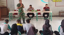 Foto : Sertu Muntaka Anggota Koramil 1614 Anjatan, memberikan pembekalan materi bela negara Dika tor kec. sukra kab. indramayu