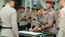 Foto : Serah Terima Jabatan Kapolresta Pontianak  dari Kombes Pol Adhe Hariadi, S.I.K., M.H. kepada Kombes Pol Suyono, S.I.K., S.H., M.H.