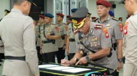 Foto : Serah Terima Jabatan Kapolresta Pontianak  dari Kombes Pol Adhe Hariadi, S.I.K., M.H. kepada Kombes Pol Suyono, S.I.K., S.H., M.H.