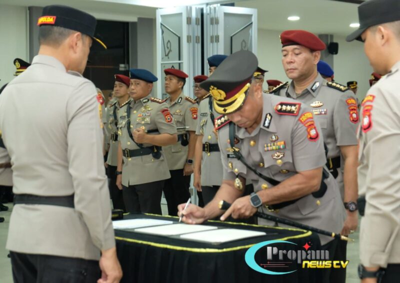 Foto : Serah Terima Jabatan Kapolresta Pontianak  dari Kombes Pol Adhe Hariadi, S.I.K., M.H. kepada Kombes Pol Suyono, S.I.K., S.H., M.H.