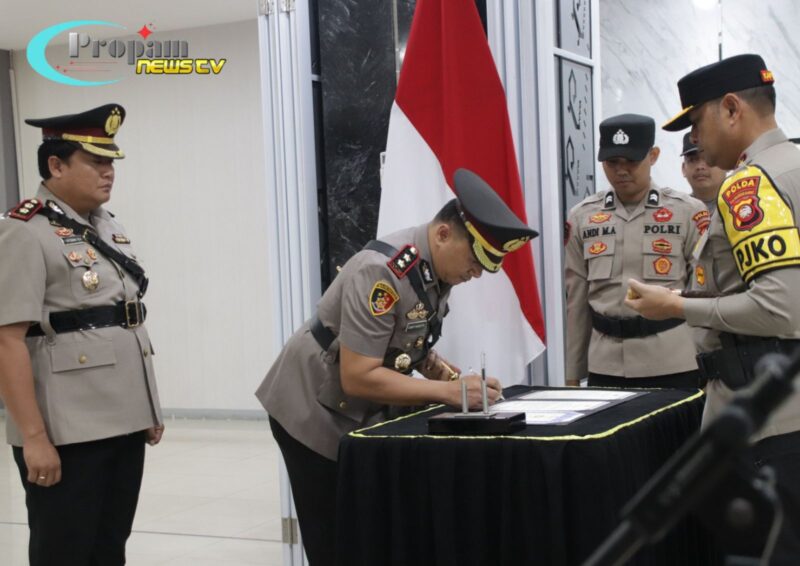 Foto : Polres Sintang resmi diserah terimakan. AKBP Sanny Handityo, S.H., S.I.K., kini menjabat sebagai Kapolres Sintang menggantikan AKBP I Nyoman Budi Artawan, S.H., S.I.K., M.M.,