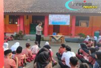 Foto : Polsek Cikupa melalui Bhabinkamtibmas Desa Pasir Jaya, Aipda Budiansyah, melaksanakan kegiatan sosialisasi kamtibmas dalam rangka Masa Pengenalan Lingkungan Sekolah (MPLS) 