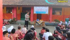 Foto : Polsek Cikupa melalui Bhabinkamtibmas Desa Pasir Jaya, Aipda Budiansyah, melaksanakan kegiatan sosialisasi kamtibmas dalam rangka Masa Pengenalan Lingkungan Sekolah (MPLS) 