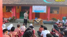Foto : Polsek Cikupa melalui Bhabinkamtibmas Desa Pasir Jaya, Aipda Budiansyah, melaksanakan kegiatan sosialisasi kamtibmas dalam rangka Masa Pengenalan Lingkungan Sekolah (MPLS) 