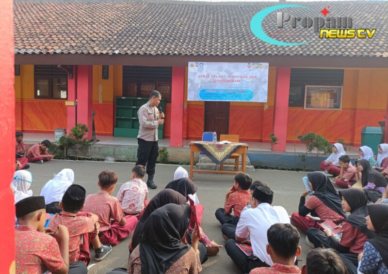Foto : Polsek Cikupa melalui Bhabinkamtibmas Desa Pasir Jaya, Aipda Budiansyah, melaksanakan kegiatan sosialisasi kamtibmas dalam rangka Masa Pengenalan Lingkungan Sekolah (MPLS) 