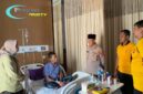 Foto : Kapolsek Kotabaru bersama anggotanya menjenguk Bripka Rian Julio, S.H. yang sedang sakit di RS Izza Karawang