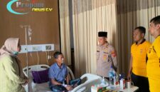 Foto : Kapolsek Kotabaru bersama anggotanya menjenguk Bripka Rian Julio, S.H. yang sedang sakit di RS Izza Karawang