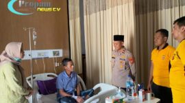 Foto : Kapolsek Kotabaru bersama anggotanya menjenguk Bripka Rian Julio, S.H. yang sedang sakit di RS Izza Karawang