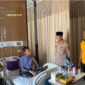 Foto : Kapolsek Kotabaru bersama anggotanya menjenguk Bripka Rian Julio, S.H. yang sedang sakit di RS Izza Karawang