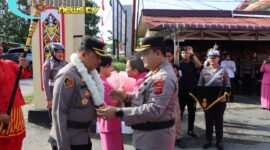 Foto : Polres Sintang menggelar prosesi penyambutan Kapolres baru, AKBP Sanny Handityo, S.H., S.I.K.