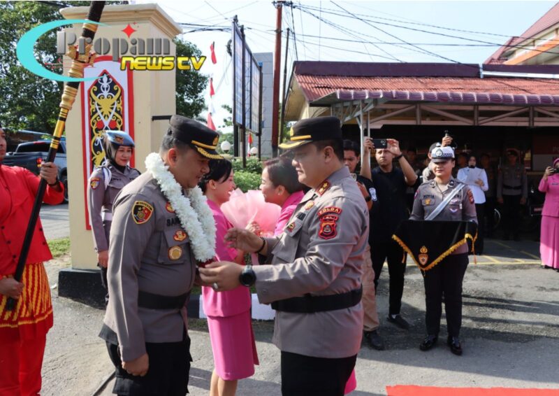 Foto : Polres Sintang menggelar prosesi penyambutan Kapolres baru, AKBP Sanny Handityo, S.H., S.I.K.