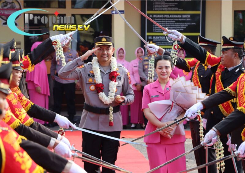 Foto : AKBP Muhammad Harris Disambut Dengan Tradisi Adat Budaya Ketapang 