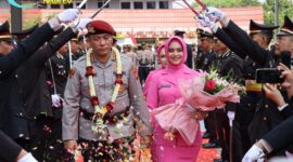 Foto : personel Polresta Pontianak melepas kepergian Kombes Pol Adhe Hariadi, S.I.K., M.H., yang resmi mengakhiri masa jabatannya sebagai Kapolresta Pontianak