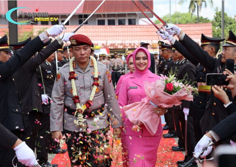 Foto : personel Polresta Pontianak melepas kepergian Kombes Pol Adhe Hariadi, S.I.K., M.H., yang resmi mengakhiri masa jabatannya sebagai Kapolresta Pontianak