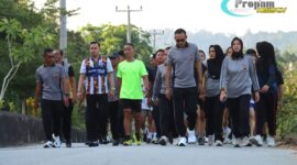 Foto : Warga Landak mengikuti kegiatan olahraga bersama Kapolres Landak, AKBP Devi Ariantari, S.H., S.I.K.