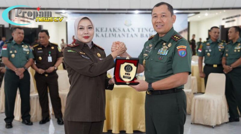 Foto : Pangdam XII/Tanjungpura Mayjen TNI Jamallulael, S.Sos., M.Si., menandatangani perjanjian kerjasama antara Kodam XII/Tpr dengan Kejaksaan Tinggi Kalimantan Barat