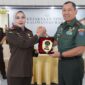 Foto : Pangdam XII/Tanjungpura Mayjen TNI Jamallulael, S.Sos., M.Si., menandatangani perjanjian kerjasama antara Kodam XII/Tpr dengan Kejaksaan Tinggi Kalimantan Barat