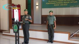 Foto : Kodim 1204/Sanggau menggelar upacara tradisi pelepasan dan penerimaan personel baru