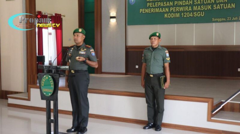 Foto : Kodim 1204/Sanggau menggelar upacara tradisi pelepasan dan penerimaan personel baru
