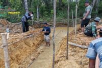 Foto : Satgas TNI Manunggal Membangun Desa (TMMD) ke-125 Kodim 1205/Sintang terus melakukan pengerjaan sasaran fisik berupa pembangunan jalan dan gorong-gorong di wilayah Kecamatan Kayan Hilir