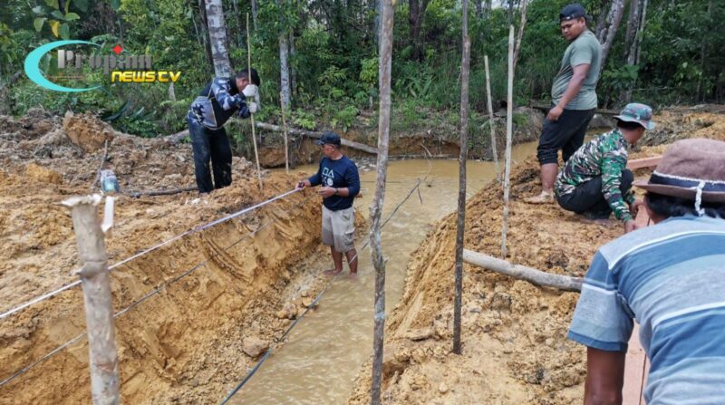 Foto : Satgas TNI Manunggal Membangun Desa (TMMD) ke-125 Kodim 1205/Sintang terus melakukan pengerjaan sasaran fisik berupa pembangunan jalan dan gorong-gorong di wilayah Kecamatan Kayan Hilir
