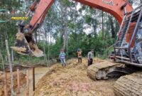 Foto : Kodim 1205/Sintang mengerahkan alat berat untuk membantu pembuatan gorong-gorong di Desa Sungai Pengga, Kecamatan Kayan Hilir, Kabupaten Sintang