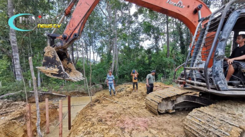 Foto : Kodim 1205/Sintang mengerahkan alat berat untuk membantu pembuatan gorong-gorong di Desa Sungai Pengga, Kecamatan Kayan Hilir, Kabupaten Sintang