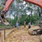 Foto : Kodim 1205/Sintang mengerahkan alat berat untuk membantu pembuatan gorong-gorong di Desa Sungai Pengga, Kecamatan Kayan Hilir, Kabupaten Sintang