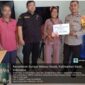 Foto : Kapolsek Tumbang Titi melalui Bhabinkamtibmas, melaksanakan pendampingan penyaluran Bantuan Langsung Tunai (BLT)