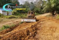 Foto : Kodim 1205/Sintang melakukan pengerjaan pembukaan jalan kilometer ke 3 yang menghubungkan Desa Sungai Pengga dengan Dusun Blepung