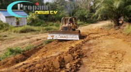 Foto : Kodim 1205/Sintang melakukan pengerjaan pembukaan jalan kilometer ke 3 yang menghubungkan Desa Sungai Pengga dengan Dusun Blepung