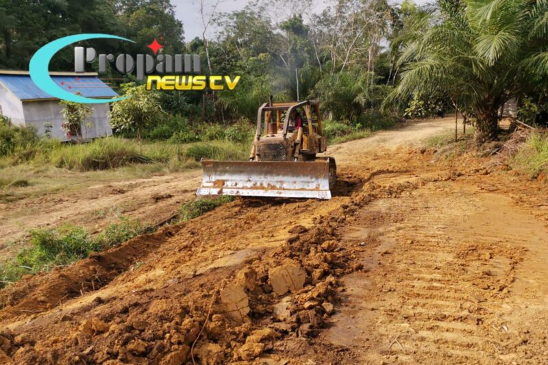 Foto : Kodim 1205/Sintang melakukan pengerjaan pembukaan jalan kilometer ke 3 yang menghubungkan Desa Sungai Pengga dengan Dusun Blepung