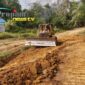 Foto : Kodim 1205/Sintang melakukan pengerjaan pembukaan jalan kilometer ke 3 yang menghubungkan Desa Sungai Pengga dengan Dusun Blepung