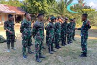 Foto : Kodim 1205/Sintang Letda Arm Firnaldi H Lubis memimpin apel pagi anggota satgas di lokasi pelaksanaan TMMD