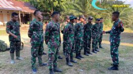 Foto : Kodim 1205/Sintang Letda Arm Firnaldi H Lubis memimpin apel pagi anggota satgas di lokasi pelaksanaan TMMD