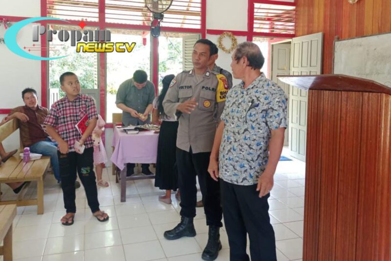 Foto : Polsubsektor Jelimpo Polsek Ngabang melaksanakan Pengamanan di beberapa gereja di setiap minggunya