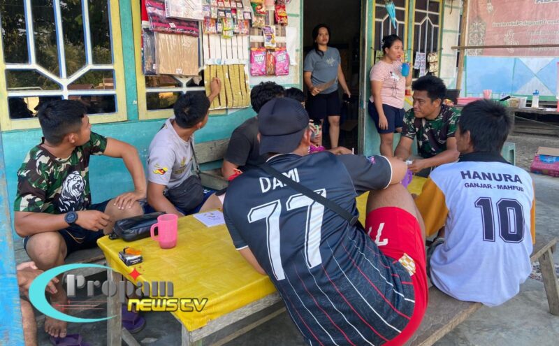 Foto : Suasana hangat dan penuh keakraban saat para anggota Satgas TMMD Reguler ke-125 usai menyelesaikan tugas pembangunan fisik sepanjang hari